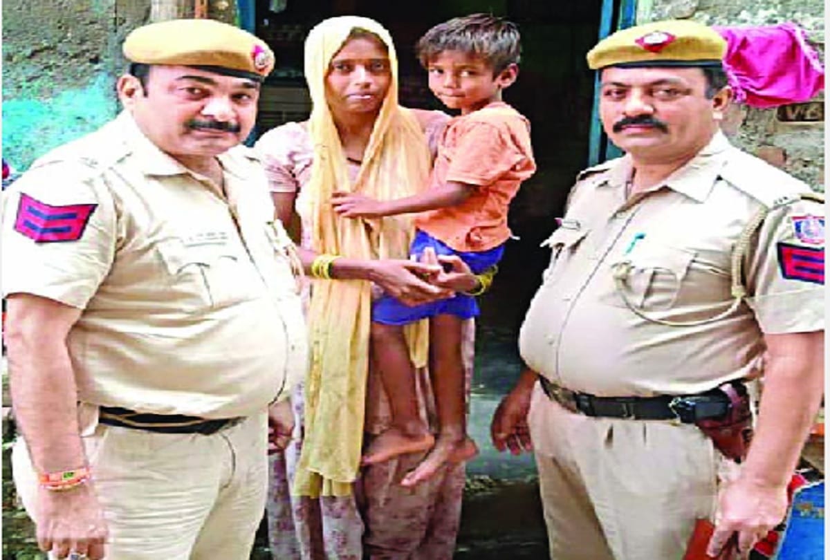 constables who went to catch smuggler saved life of child fell in sewerage