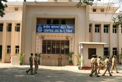 four member committee of lawyers was formed on lack of basic facilities in Tihar Jail by delhi high court
