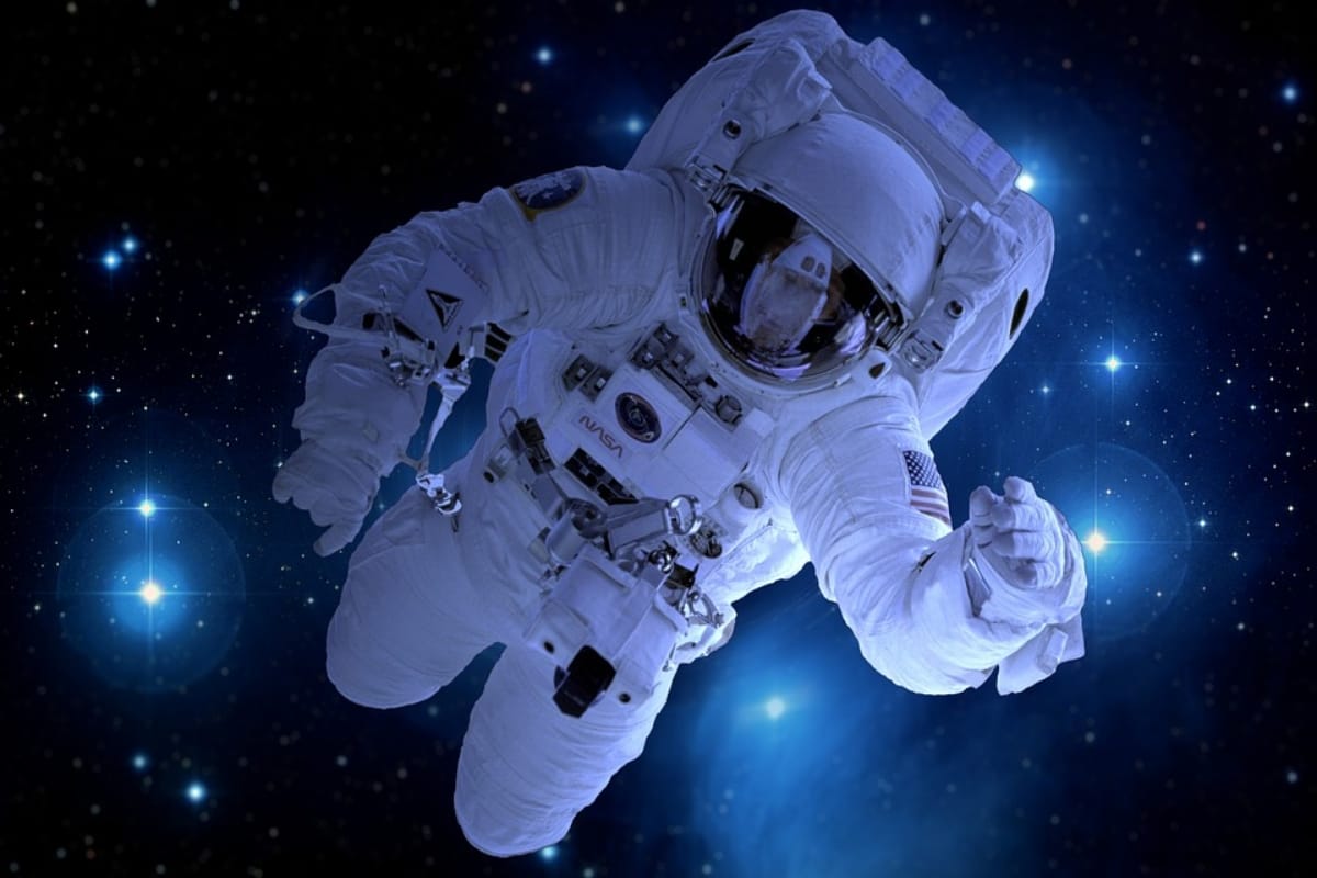 know interesting facts about astronauts outfit spacesuit