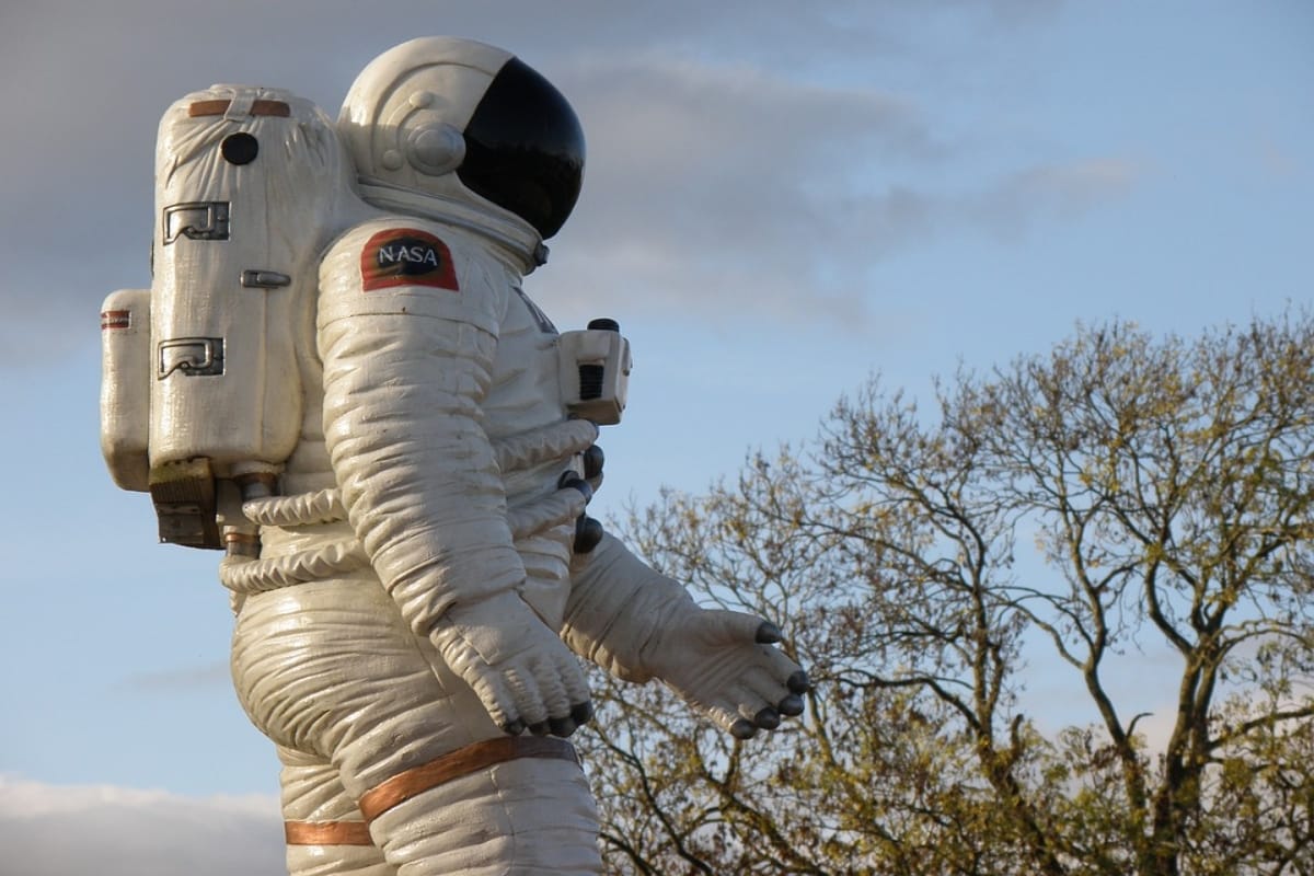 know interesting facts about astronauts outfit spacesuit