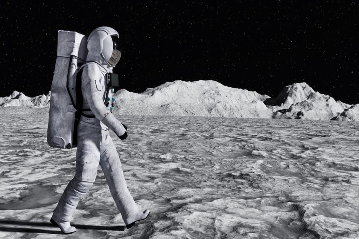 know interesting facts about astronauts outfit spacesuit