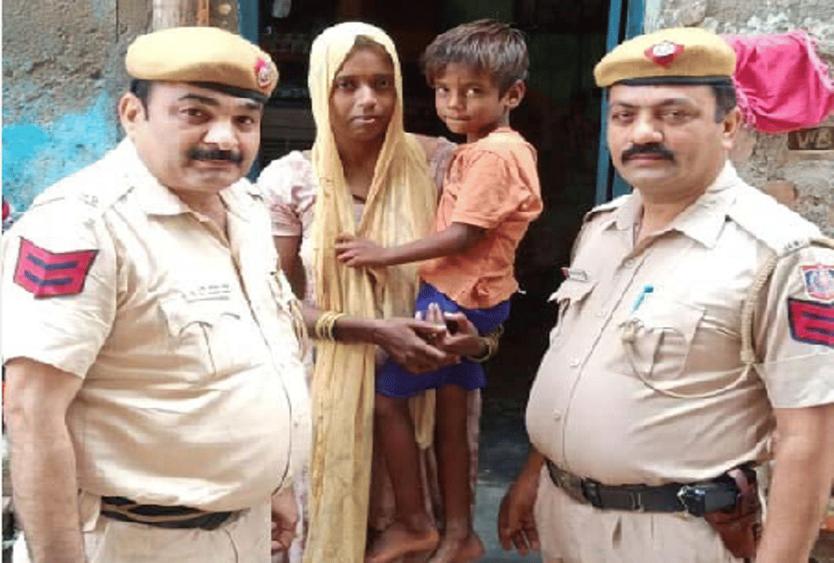 delhi police saves life of a child drown in drain
