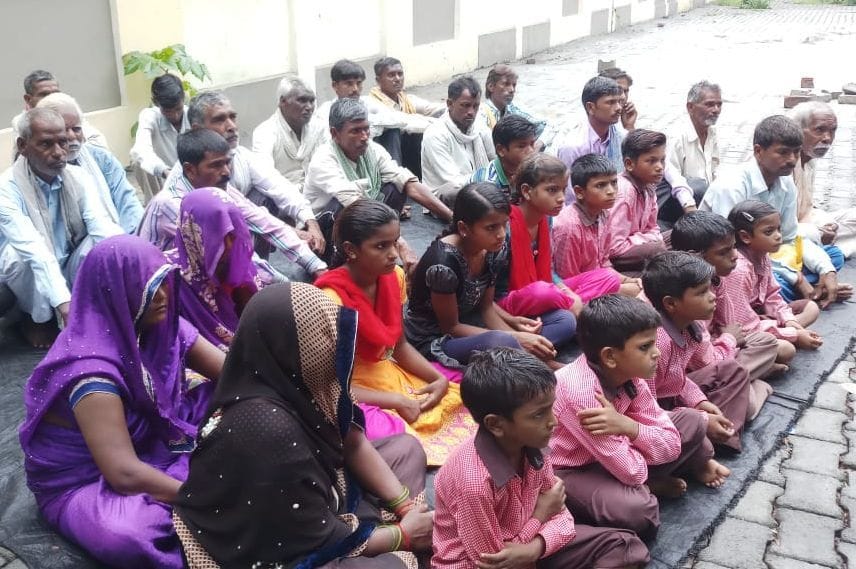 womans protest in etah, bjp leader