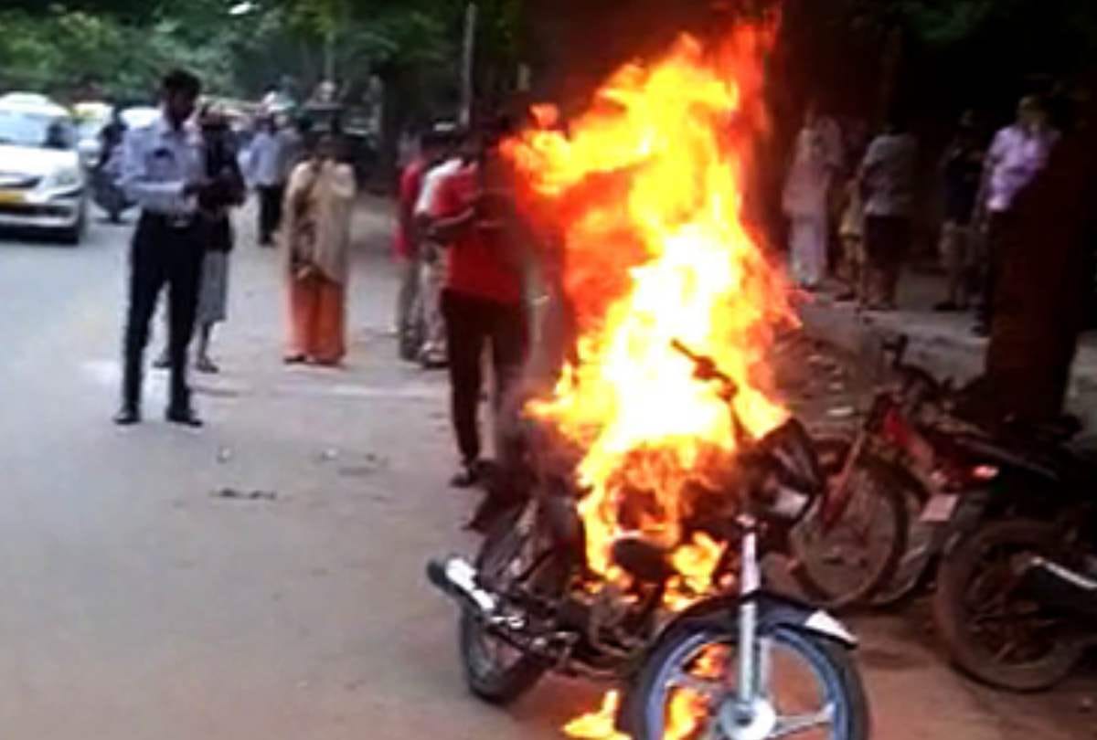 Man allegedly set his bike on fire today after Delhi traffic police issued challan in Delhi