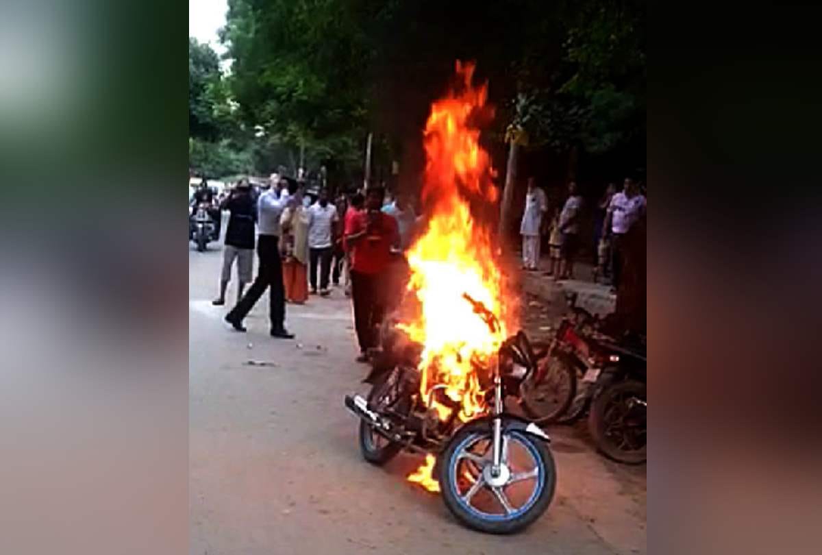 Man allegedly set his bike on fire today after Delhi traffic police issued challan in Delhi