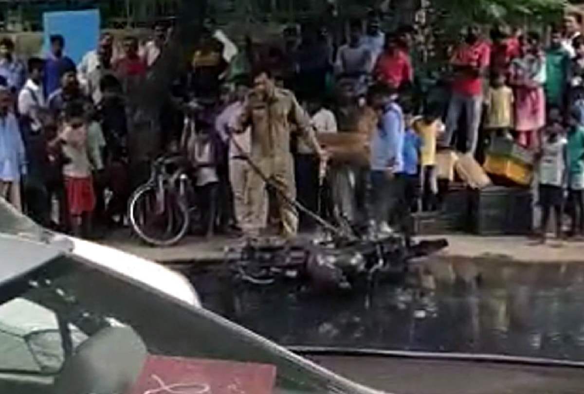 Man allegedly set his bike on fire today after Delhi traffic police issued challan in Delhi