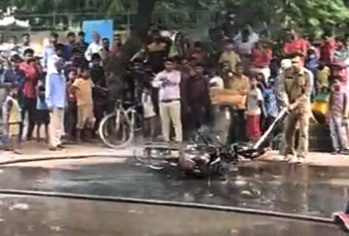 Man allegedly set his bike on fire today after Delhi traffic police issued challan in Delhi