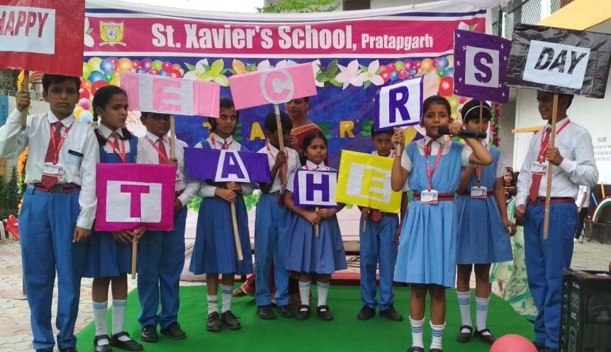 Children celebrated Teachers' Day by cutting a cake