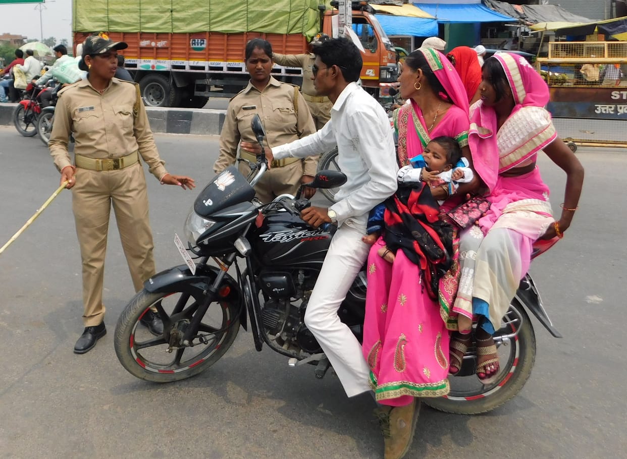traffic rool in mainpuri, new moter whecal  act