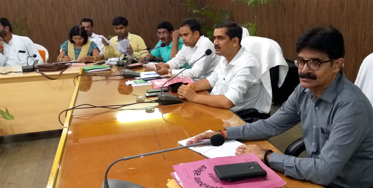 dm meeting, jalshakti in kasganj