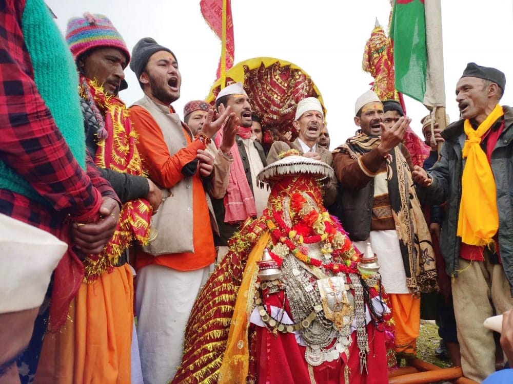 devotees bid farewell to Maa Nanda With moist eyes and emotional songs