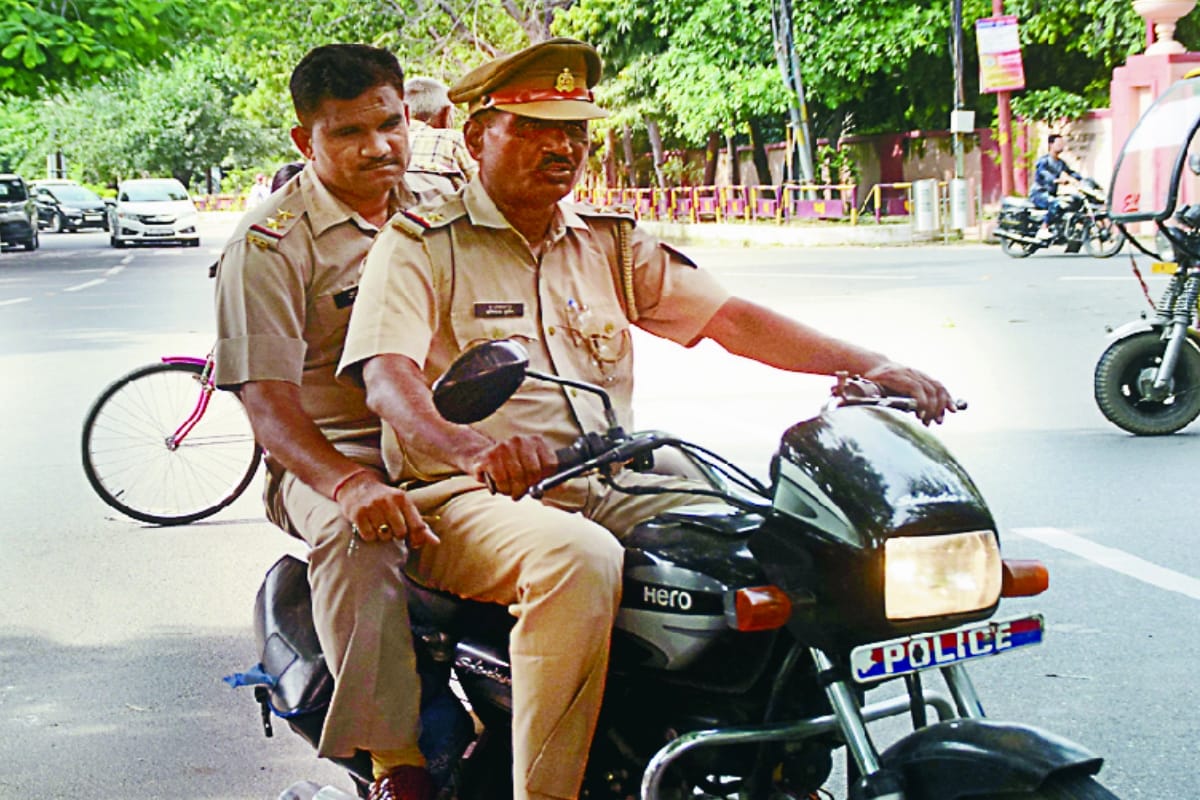 Meerut news, neither helmet nor seat belt, Police itself is breaking traffic rules,