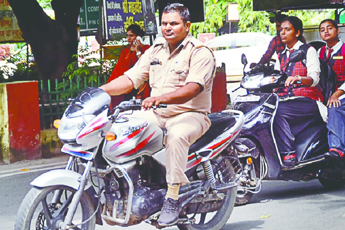 Meerut news, neither helmet nor seat belt, Police itself is breaking traffic rules,