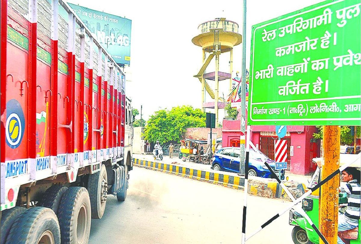 heavy vehicles running on the weak bridge of Idgah in agra