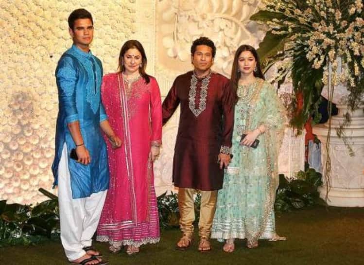 aamir khan and arjun tendulkar wore bathroom slippers at ambani family events