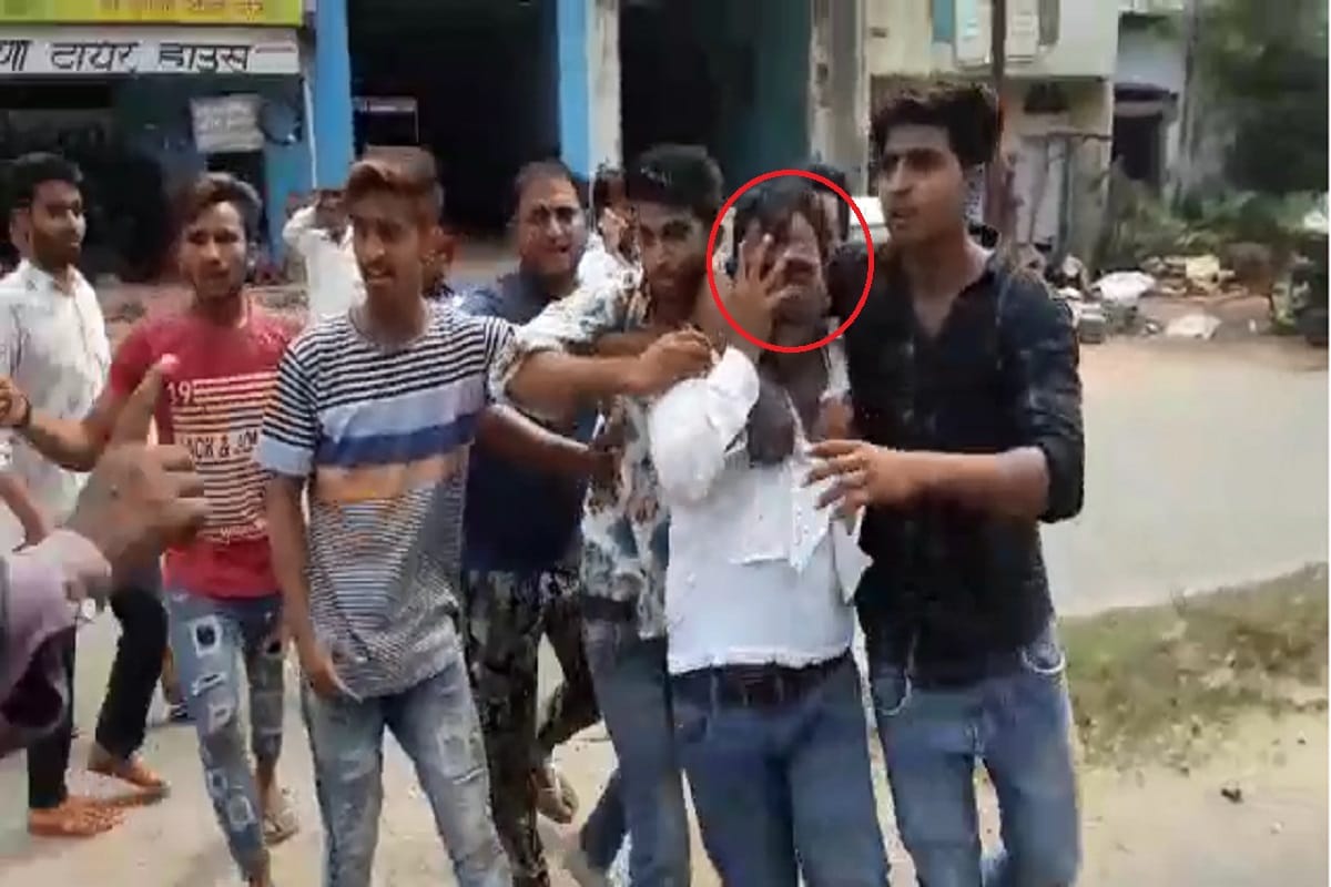 Beaten up a accused by youths on Saharanpur Highway at Baghpat district