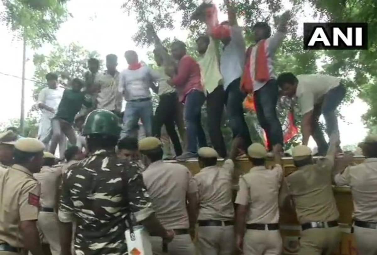 Delhi: BJYM workers protest against CM Kejriwal for not granting sedition charges in jnu case