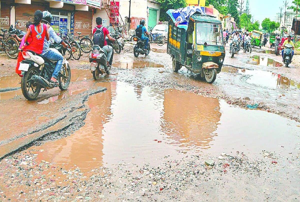 poor condition roads in agra city