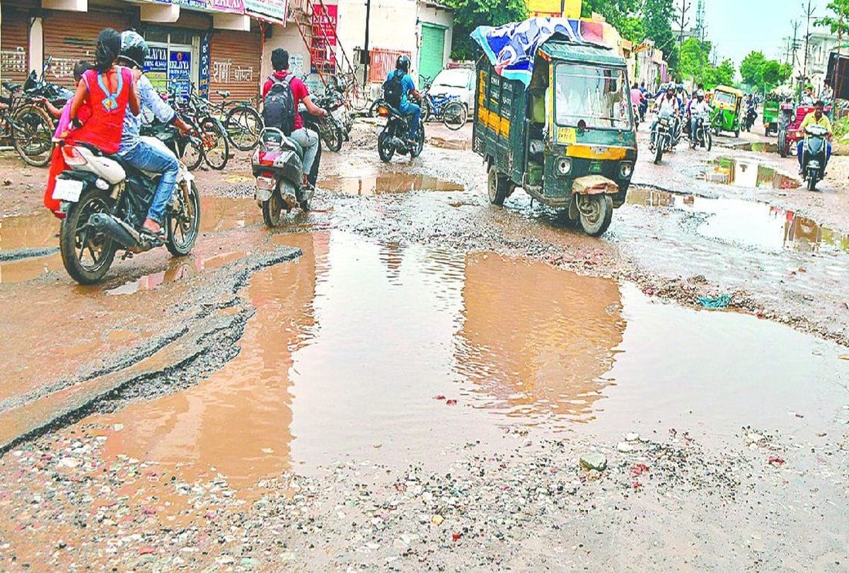 poor condition roads in agra city