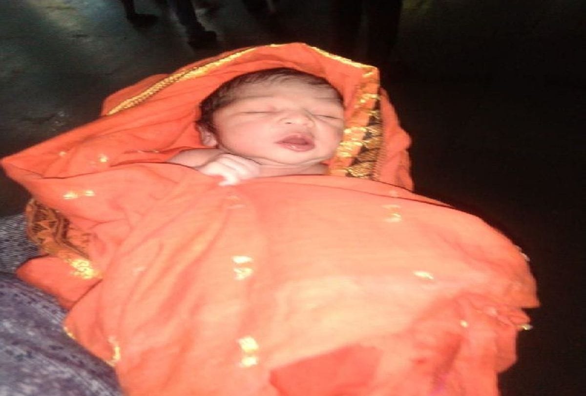 Woman gave birth to a girl on the Mathura Junction