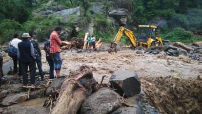 cloudburst caused havoc in Tharali, debris filled in the village photos