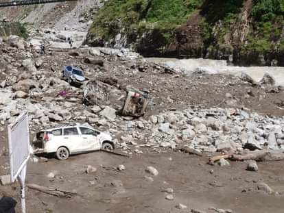 cloudburst in Govindghat Badrinath Highway 30  meter swept 40 vehicles buried in debris