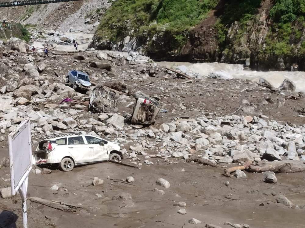 cloudburst in Govindghat Badrinath Highway 30  meter swept 40 vehicles buried in debris