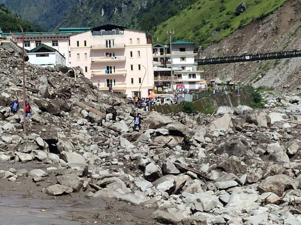 cloudburst in Govindghat Badrinath Highway 30  meter swept 40 vehicles buried in debris