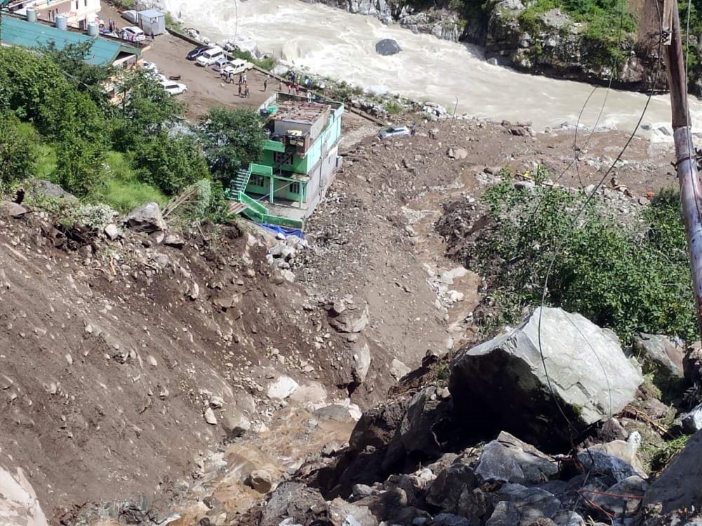 cloudburst in Govindghat Badrinath Highway 30  meter swept 40 vehicles buried in debris