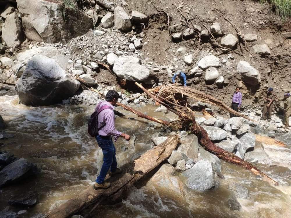 cloudburst in Govindghat Badrinath Highway 30  meter swept 40 vehicles buried in debris