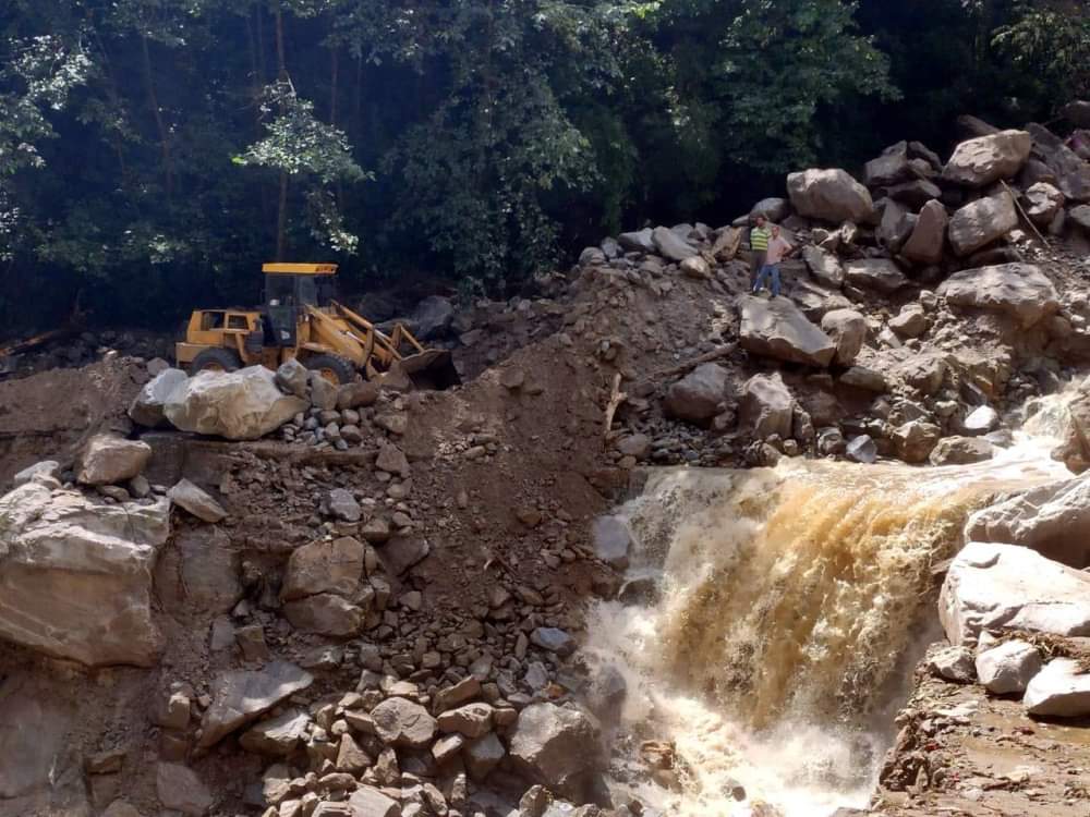 cloudburst in Govindghat Badrinath Highway 30  meter swept 40 vehicles buried in debris