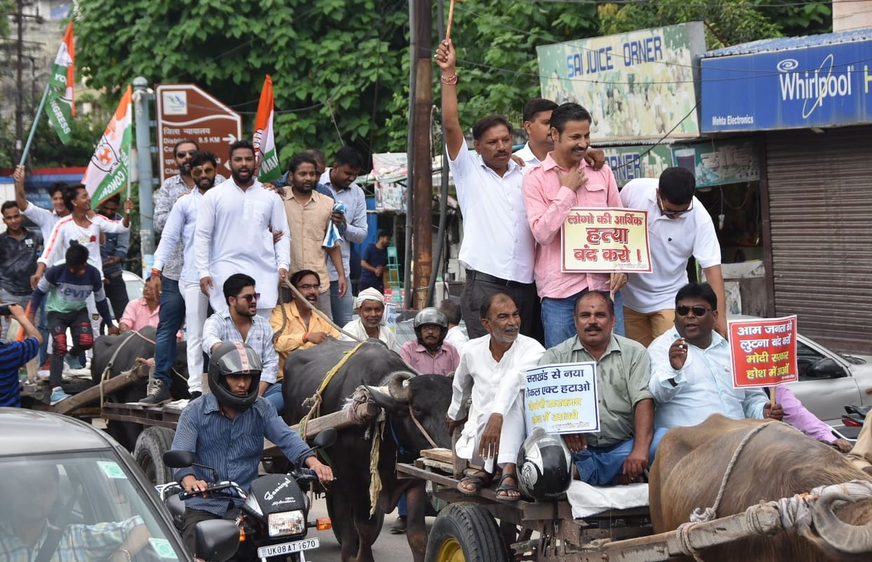 Congress leaders take out Jhota Buggi Yatra in protest against Motor Vehicle Act