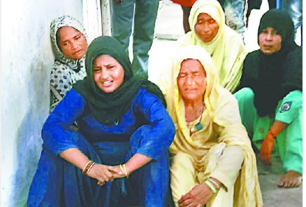 shopkeeper attack man with sharp weapon and stones for protesting for fraud