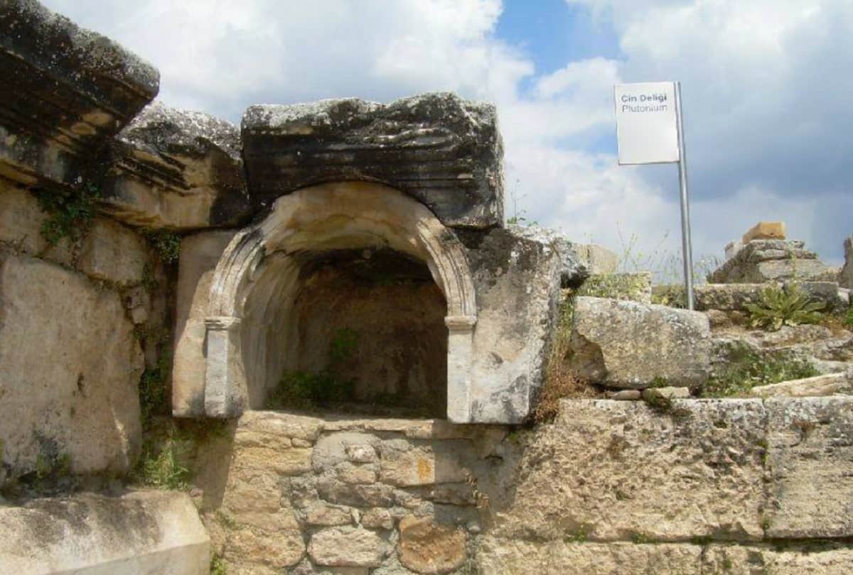 interesting story of turkey hierapolis deadly place cloud of carbon dioxide which called gate to hell