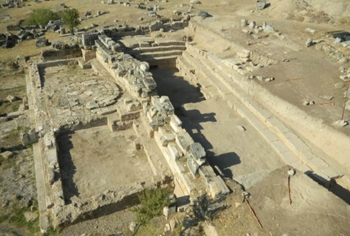 interesting story of turkey hierapolis deadly place cloud of carbon dioxide which called gate to hell