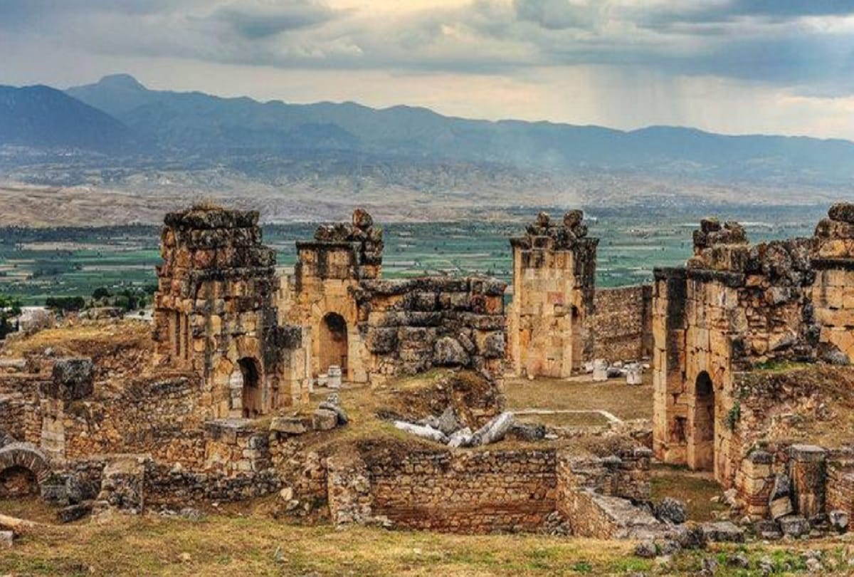 interesting story of turkey hierapolis deadly place cloud of carbon dioxide which called gate to hell