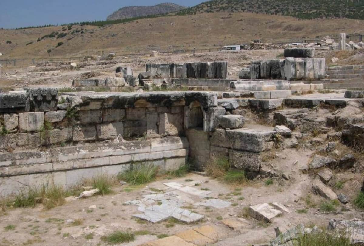 interesting story of turkey hierapolis deadly place cloud of carbon dioxide which called gate to hell
