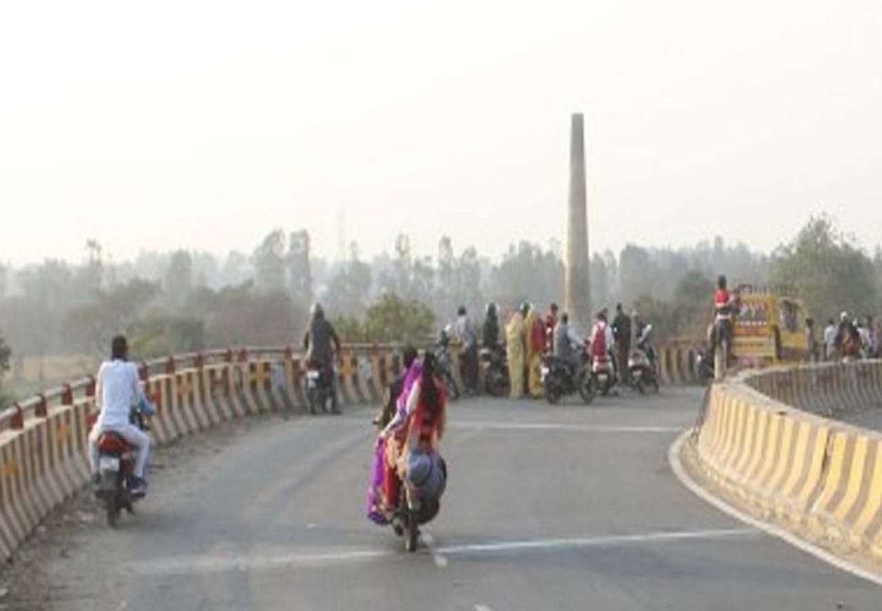 A boy jumped from flyover in kanpur