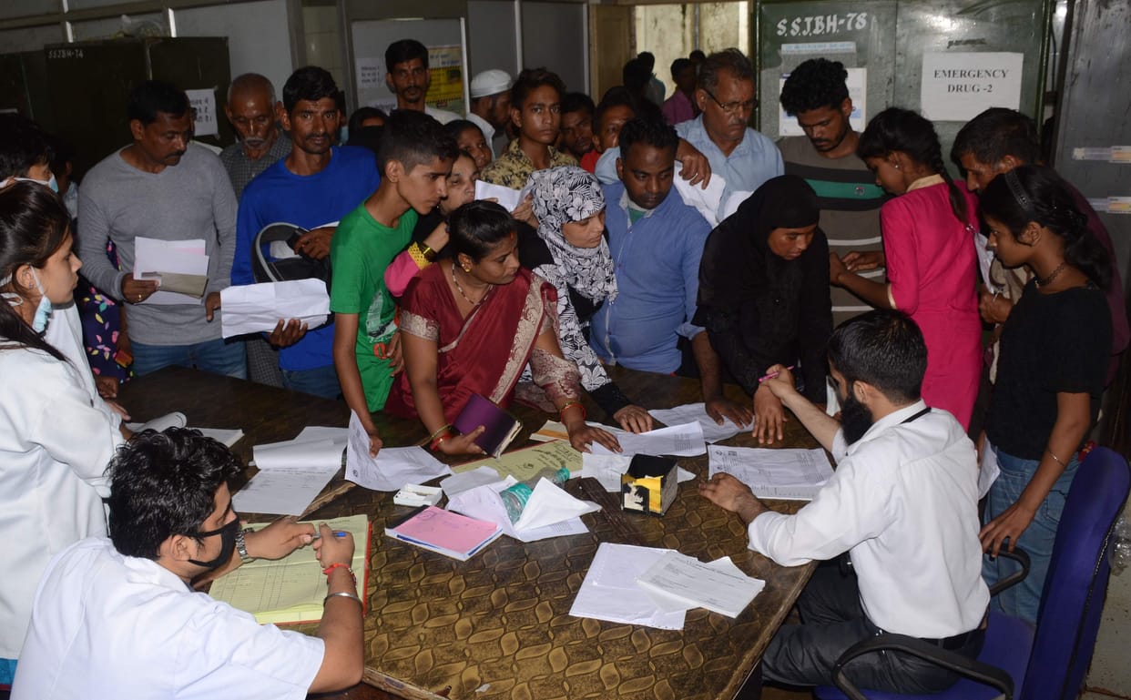 Hospital staff engaged in treatment of dengue patients also came in the grip of dengue, death of a girl child