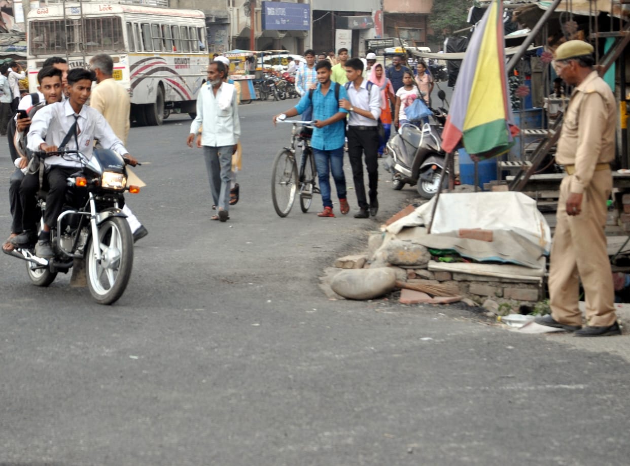 Traffic booths nor signal lights, how should the rules be followed