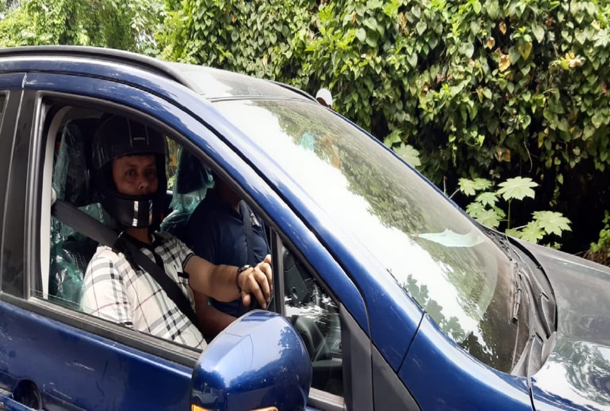 Police cut challan of car driver after not wearing helmet
