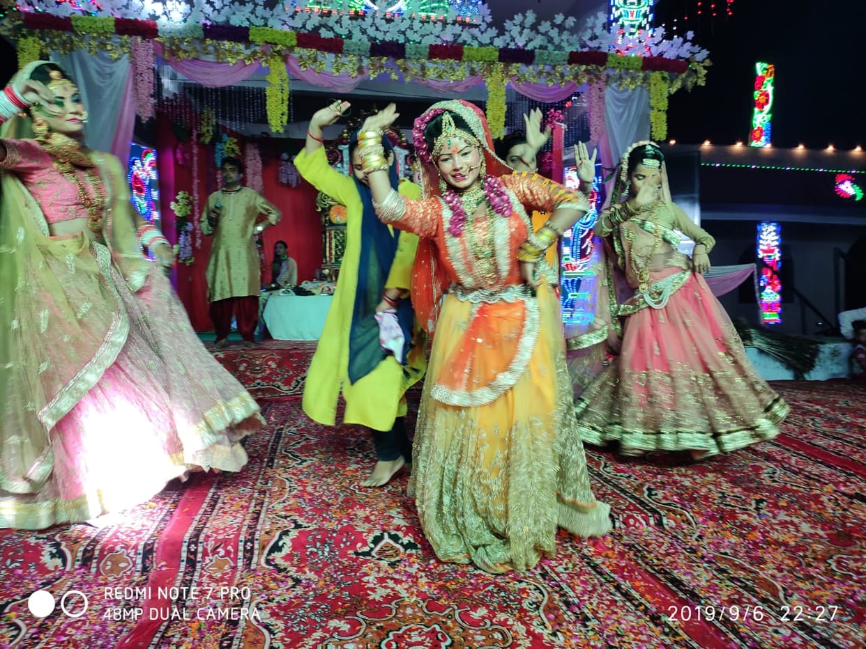 the devotee are dance ing in hyms