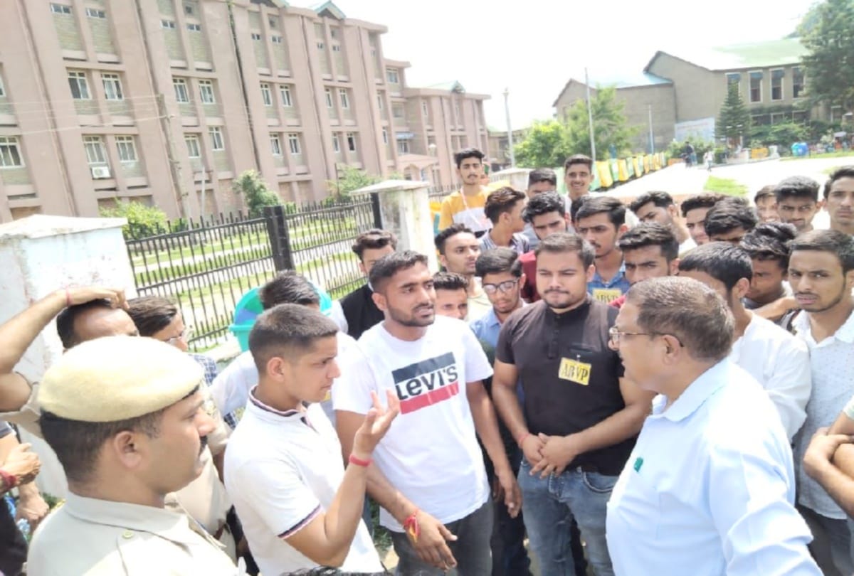 ABVP locks up gate of Vallabh College mandi himachal