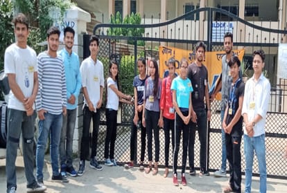 ABVP locks up gate of Vallabh College mandi himachal