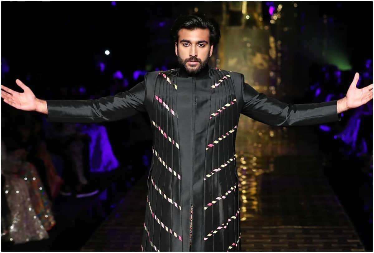 Jaya Bachchan hugs Navya Naveli rumoured boyfriend Meezaan Jaffrey at  Abu Jani Sandeep Khosla show