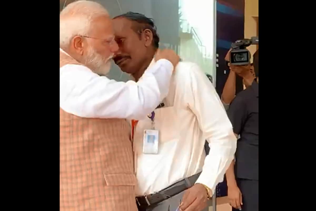 pm narendra modi retweet anushka sharma post about chandrayaan 2