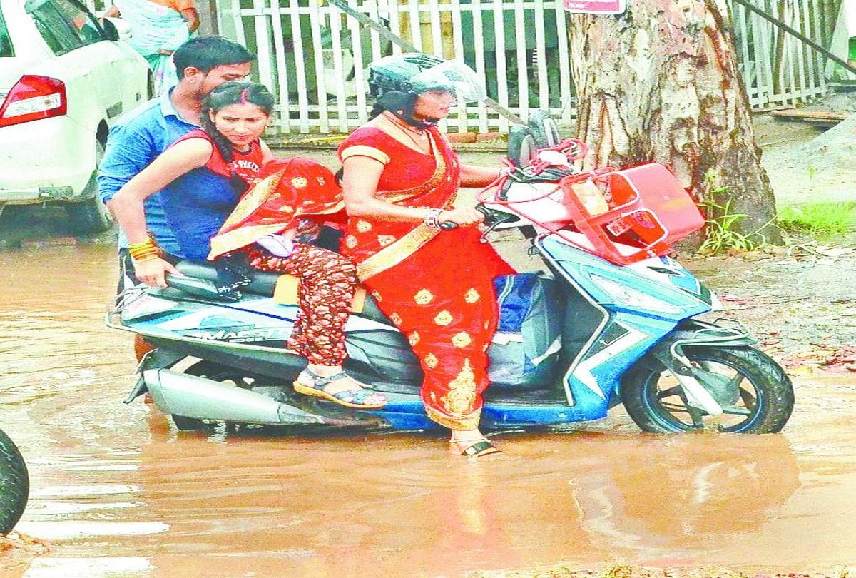 poor condition roads in agra city