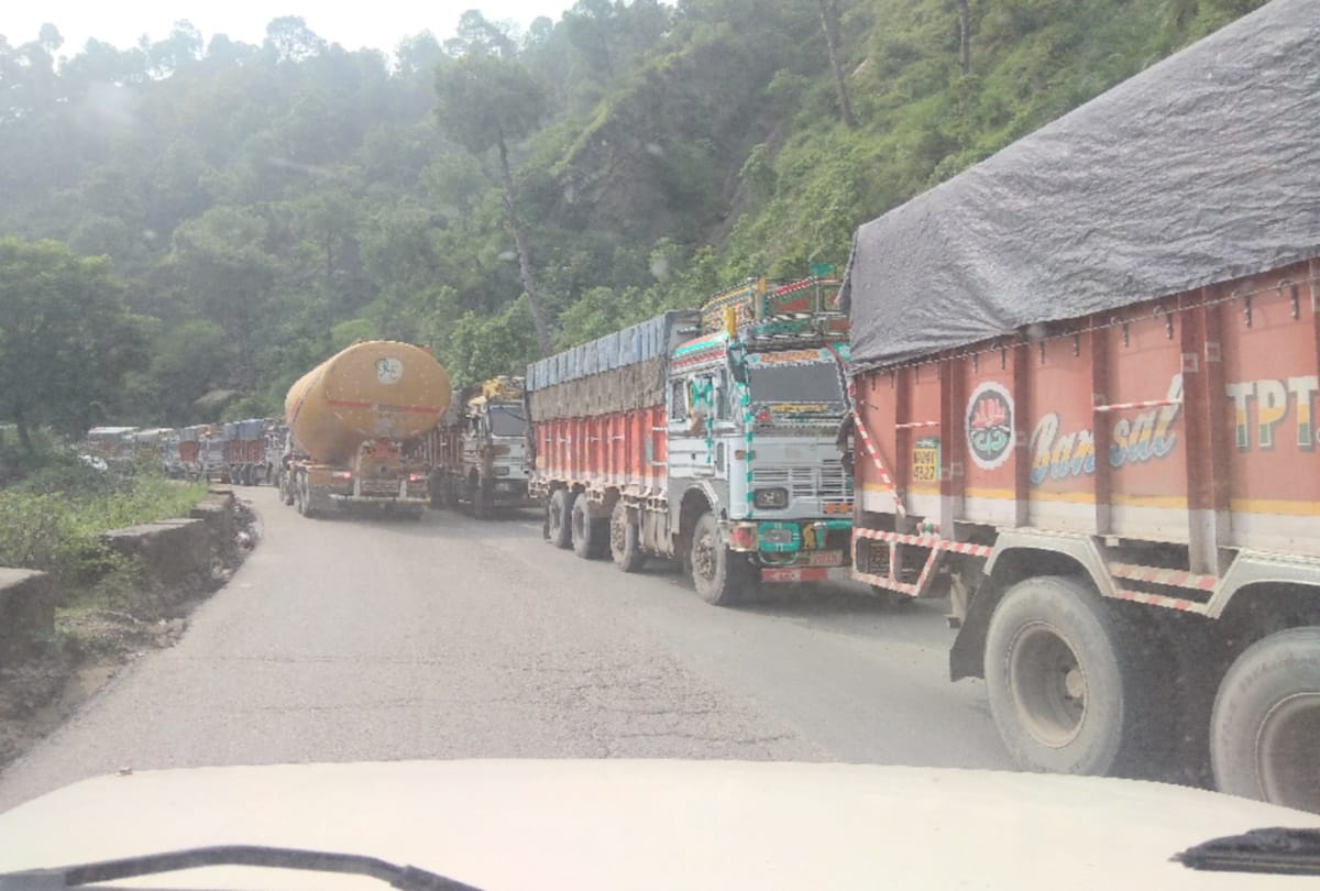 Hundreds of vehicles stranded on Manali-Chandigarh highway for nine hours