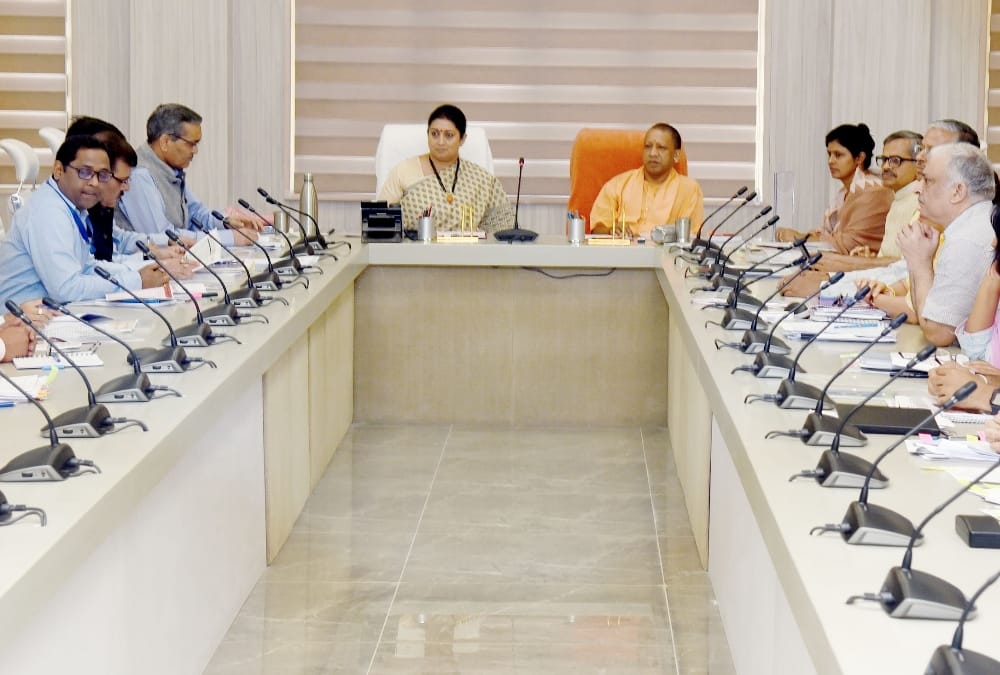 union minister smriti irani on lucknow tour today, went to meet cm yogi