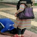 युवती के पैर पकड़ माफी मांगता आरोपी